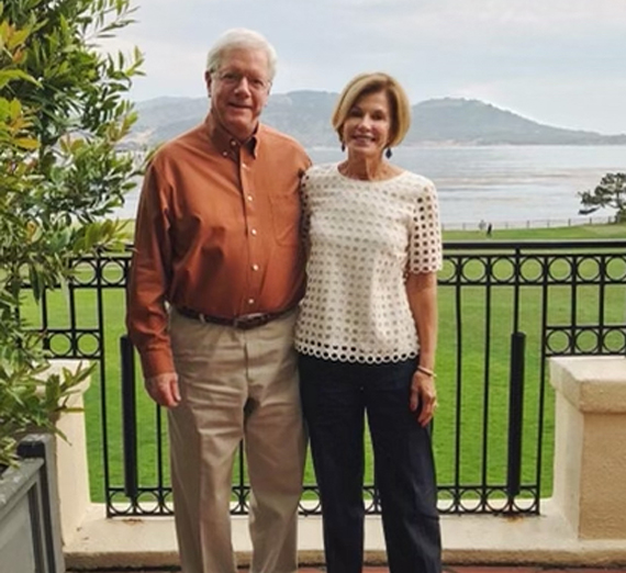 カレッジホールと聖アロイシウスの尖塔を示すキャンパスの上空ビュー