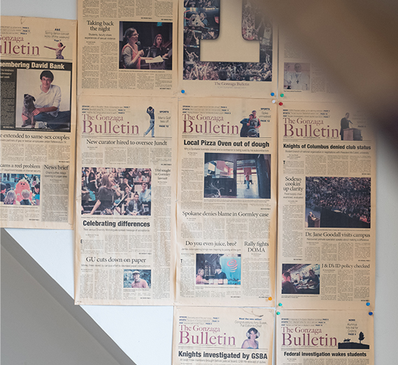 クリスティン・ディーシーが長城の前に立つ